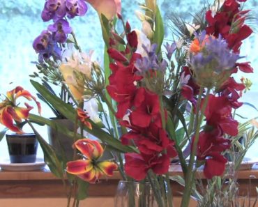 Gardening Tips & Advice : How to Make Flower Arrangements